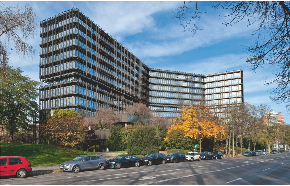 3 München, Verwaltungsgebäude des Europäischen Patentamts, Gesamtansicht von der Erhardtstraße,1980, Aufnahme 2011