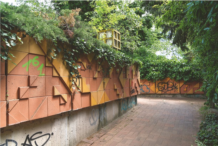 20 Mainz, Rheinallee, Grüne Brücke, 1977, Rampenaufgang mit Reliefwänden, 2019