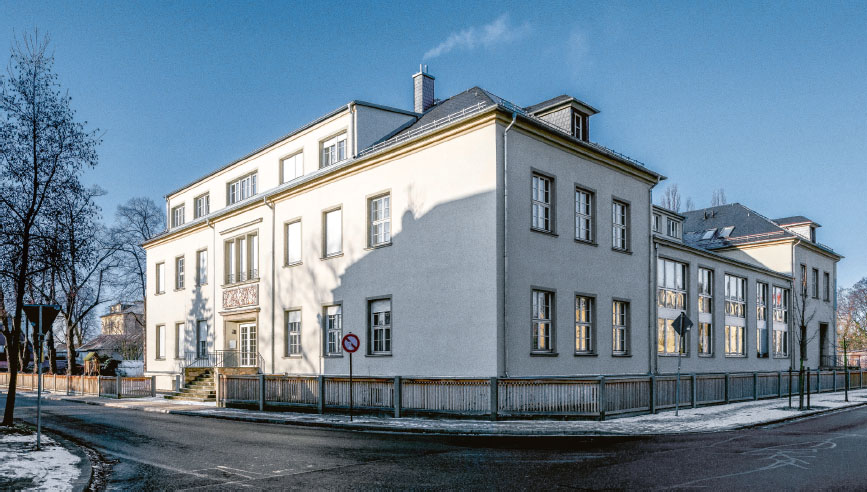 1 
Radebeul, Klubhaus des Arzneimittelwerks Dresden AWD, Turnerweg 1, links die Eingangsachse mit dem Putzrelief nach Hermann Glöckner, Aufnahme 2023
