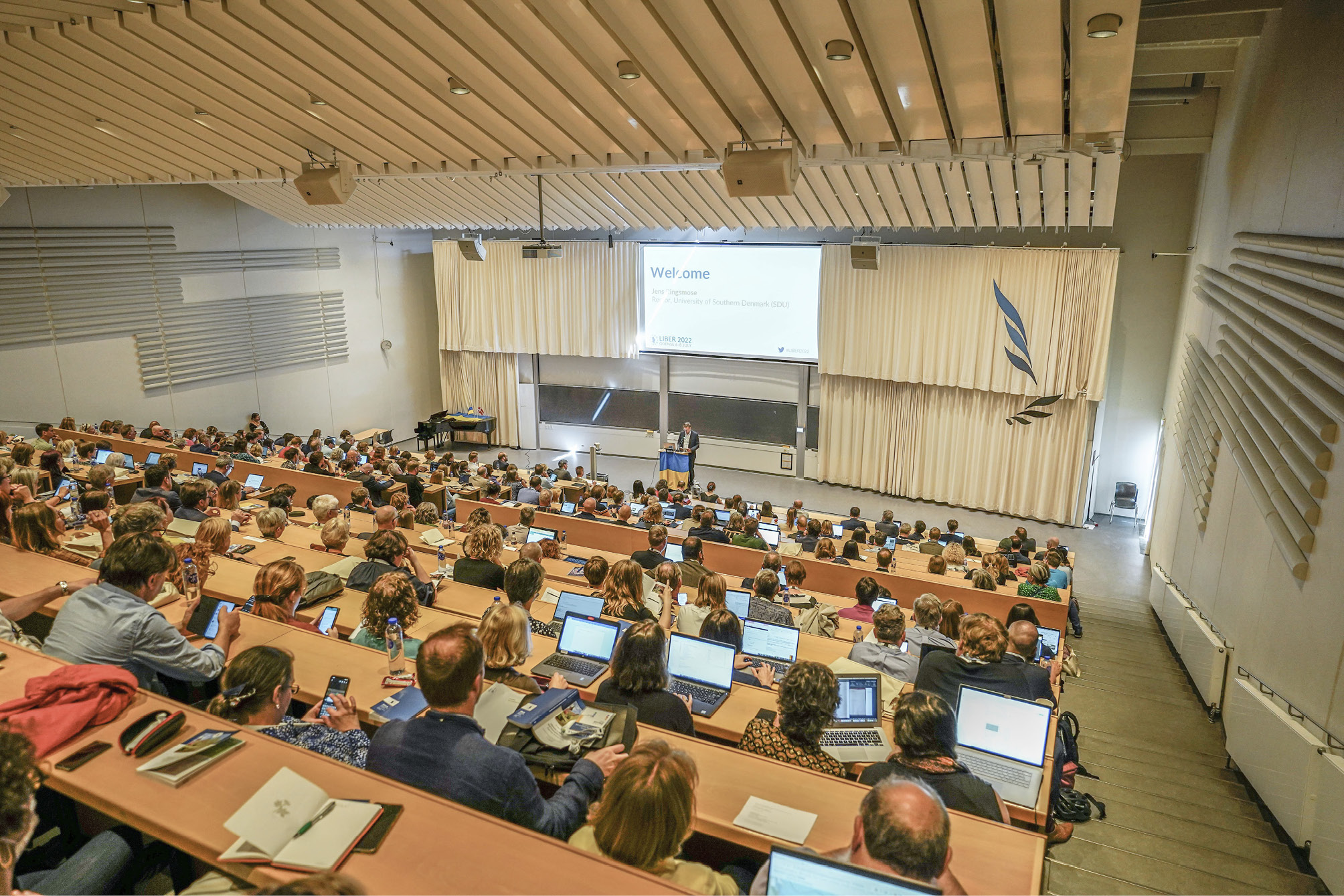 Abb. 2: Begrüßungsworte durch Jens Ringsmose (Rektor der SDU) (Foto: LIBER 2022, Saif Shneyin, CC BY 4.0)