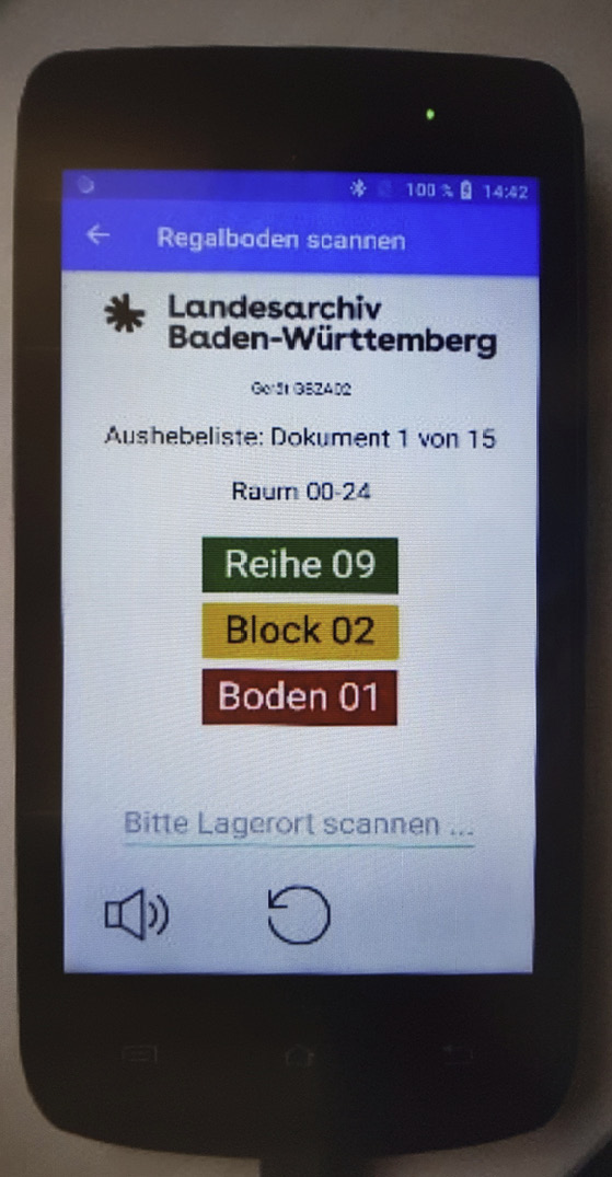 Abb. 12: Handheld mit M-OLF-Hinweis zum Scannen des Regalfachbodens (Vorlage Landesarchiv)