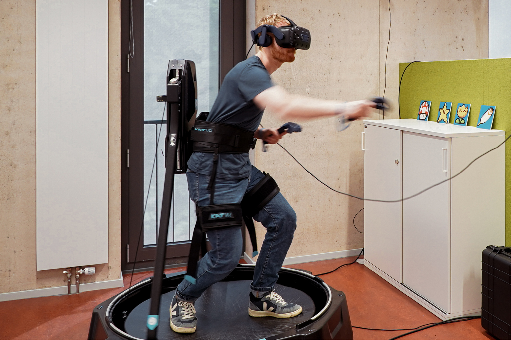 Abb. 6: Eine Treadmill ermöglicht realistischere Bewegungsabläufe in VR-Szenarien (Foto: Susanne Saker)