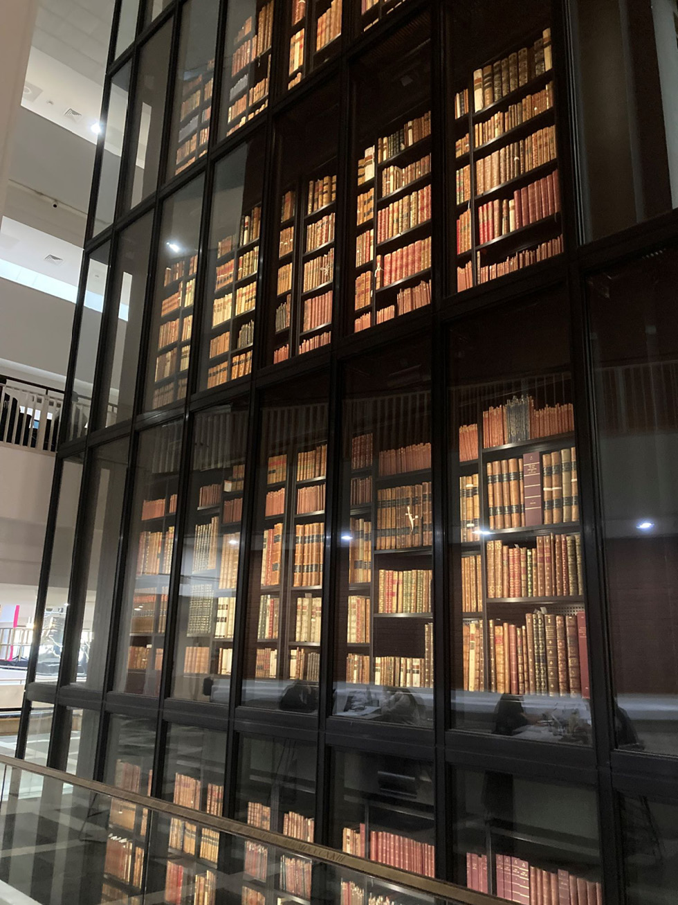 Abb. 1: Die King’s Library Georgs III. im Hauptgebäude der British Library St Pancras (Foto: M. Reif)