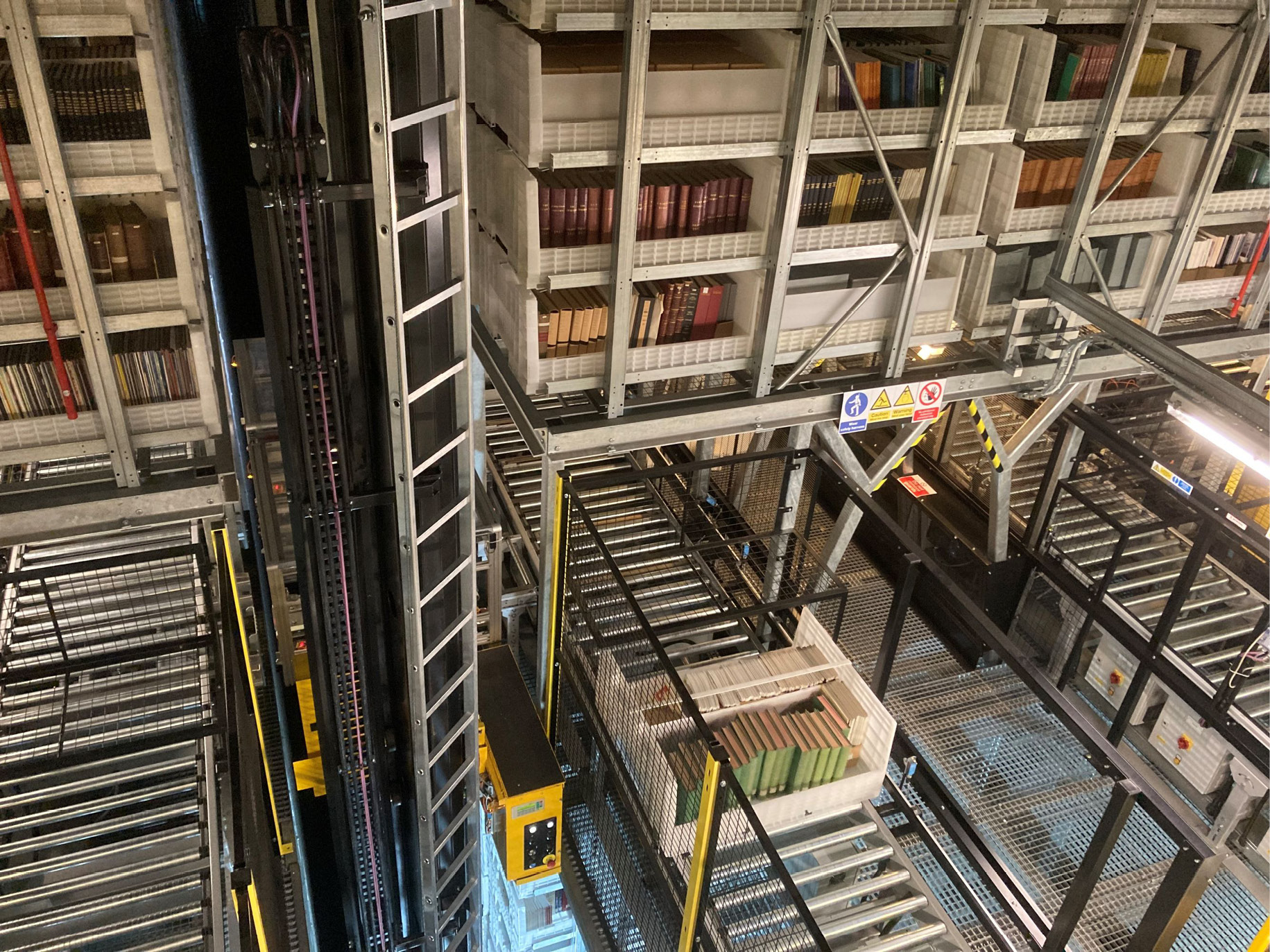 Abb. 2: Blick von der Brücke ins vollautomatisierte, die Bestände in hoher Verdichtung aufbewahrende Magazin des Additional Storage Building der British Library Boston Spa (Foto: M. Reif)
