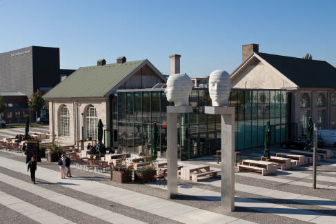The Forum Adlershof is one of the event locations. The main conference center is across the street. The two heads in the foreground symbolize the famous Humboldt brothers, a reference to the buildings of the Humboldt University which surround this plaza (Photo: WISTA MG).