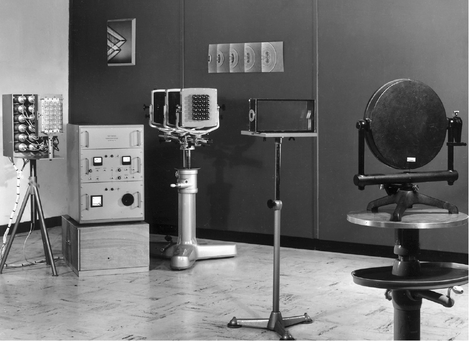 Figure 1: Cranz-Schardin chronolens with spark illumination. This camera contributed to spectacular progress in the comprehension of aerodynamics and gas physics.