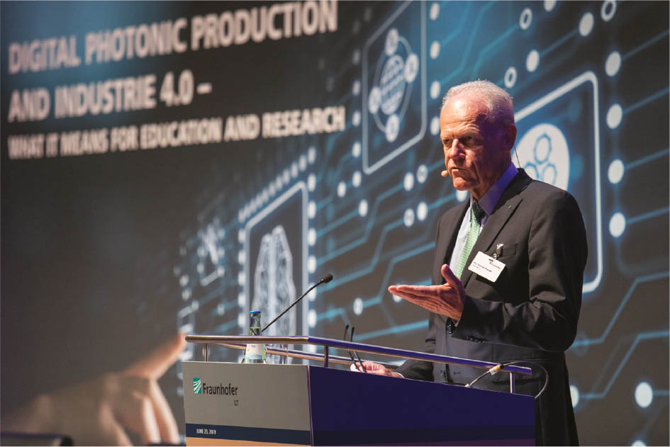  Prof. Reinhart Poprawe welcomes the 280 guests of the symposium ‘Digital Photonic Production and Industrie 4.0 and what it means for education and research’. © Fraunhofer ILT, Aachen, Germany/Klaus D. Wolf.