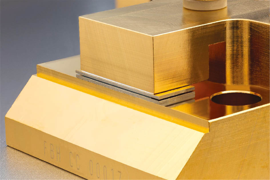  Paul Crump and his co-workers from FBH presented a new record diode laser bar for kW output power and 65% efficiency (Copyright: FBH/schurian.com).