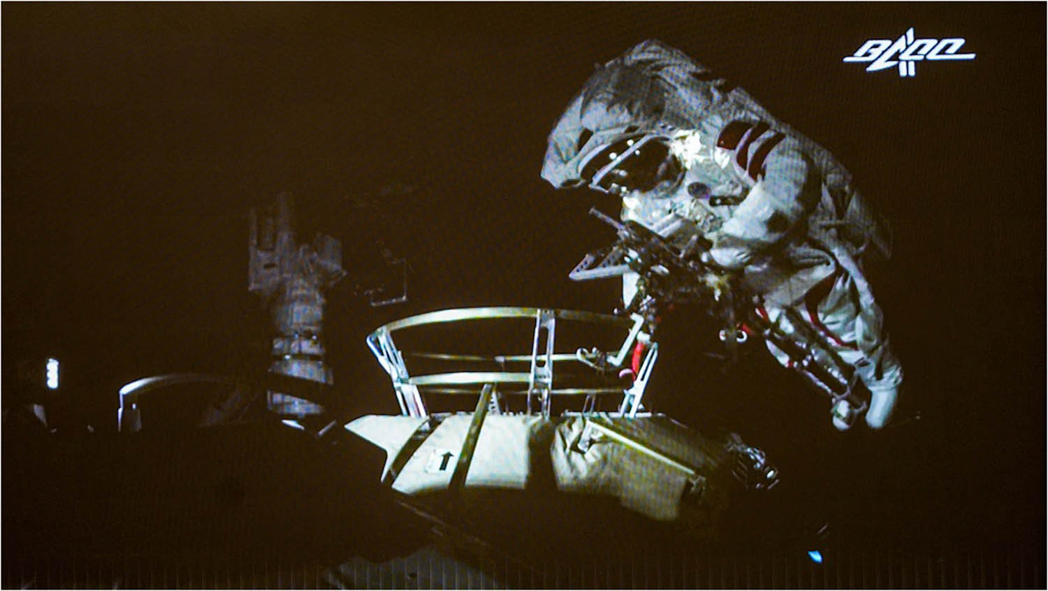 Figure 1
Astronauts leave the capsule in the Shenzhou 12 Mission.