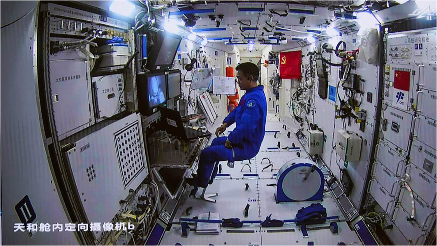 Figure 2
The astronaut returned to the Tianhe core module after leaving the module in the Shenzhou 12 Mission.