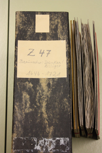 Abb. 1: Die Reproduktionen sind in Schubern untergebracht.