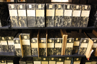 Abb. 2: Die Papierreproduktionen sind in etwa 250 Archivboxen in der SuUB Bremen untergebracht.