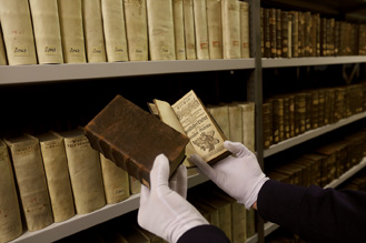 Abb. 1: Bücher aus der historischen Bibliothek des Depositums von Derschau im Magazin der Landschaftsbibliothek, aufgenommen 2014 (Foto: Karlheinz Kremer).