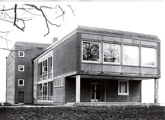 Abb. 2: Die 1965 mit Mitteln der VW-Stiftung neu erbaute Magazinbibliothek der Ostfriesischen Landschaft in Aurich (Foto: Hans Weißer).