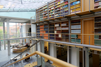 Abb. 5: Blick in den Lesesaal nach Südosten mit der Büchergalerie, 2014 (Foto: Karlheinz Kremer.