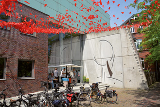 Abb. 6: Eingangsbereich der Landschaftsbibliothek am „Tag der offenen Tür“ am 28. Juni 2015 – mit einer Landart-Installation der Künstlerin Monika Kühling (Foto: Reinhard Former).