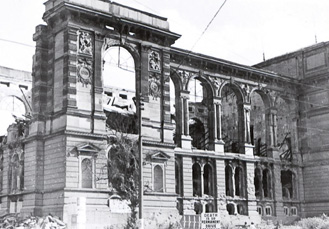 Abb. 1: Das im September 1944 zerstörte Gebäude der Württembergischen Landesbibliothek.