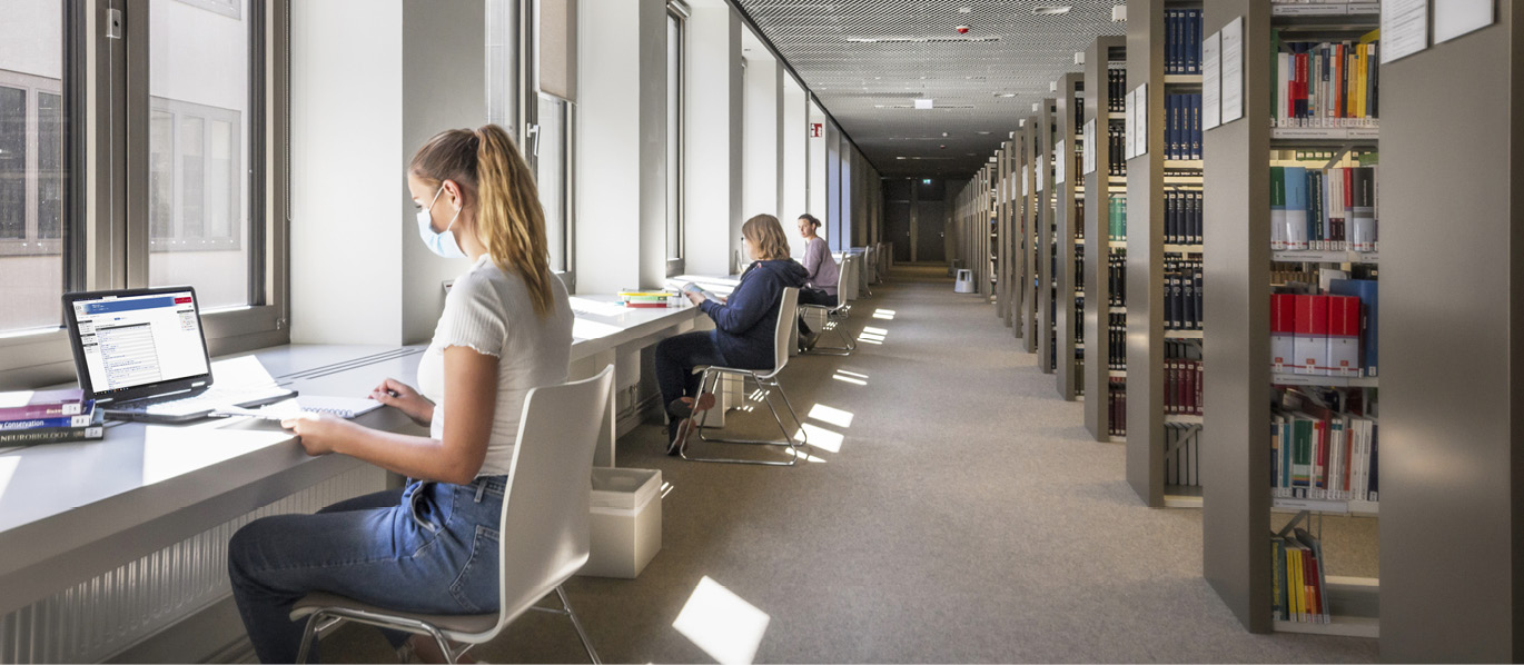 Abb. 2: Studentinnen im Lesesaal, Foto: UB Osnabrück.