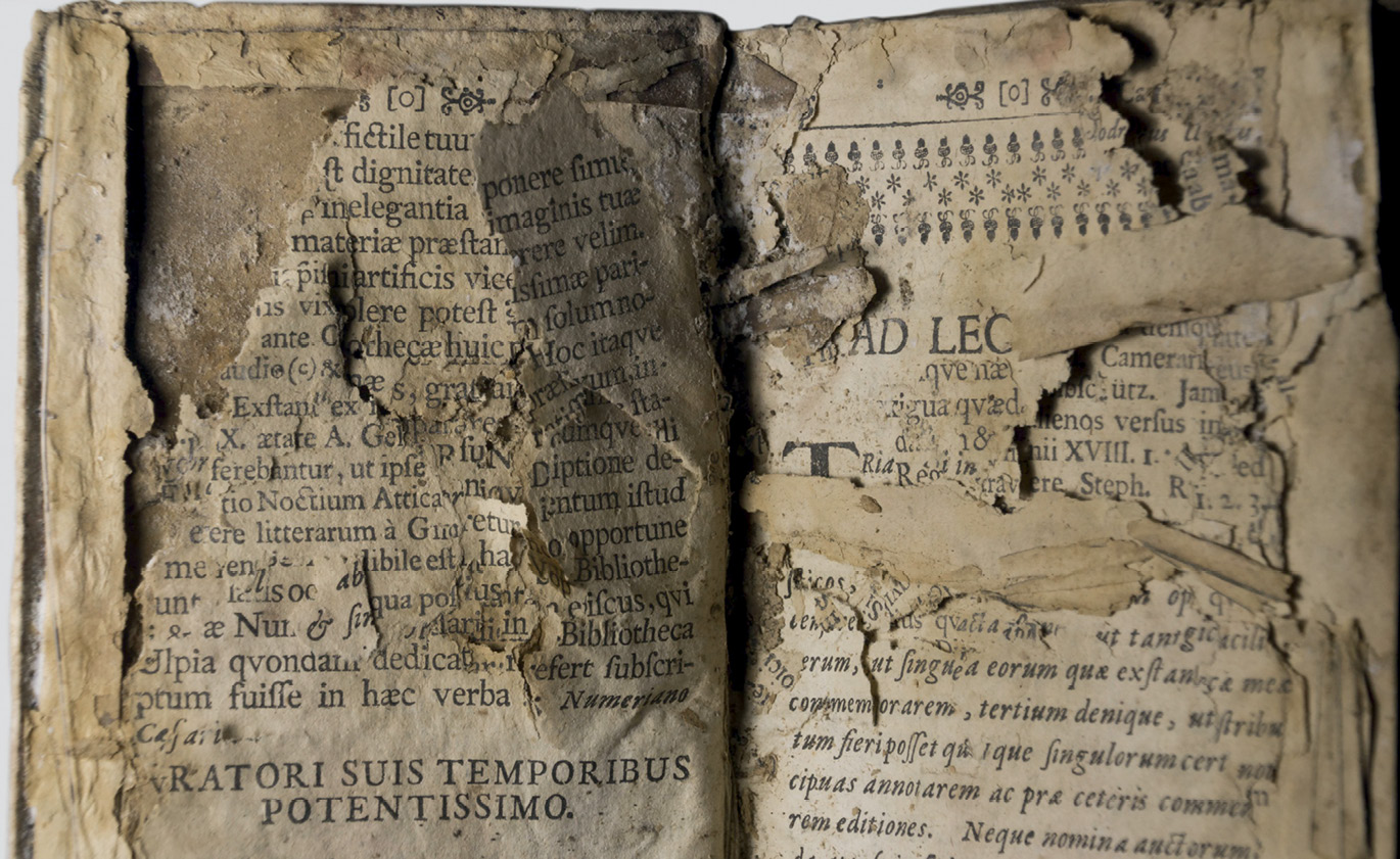 Abb. 4: Die Restaurierung der Bibliothek von Ferdinand Franz Wallraf in der Universitäts- und Stadtbibliothek Köln wurde in mehreren Projekten gefördert. Foto: Atelier für Papierrestaurierung Dirk Ferlmann.