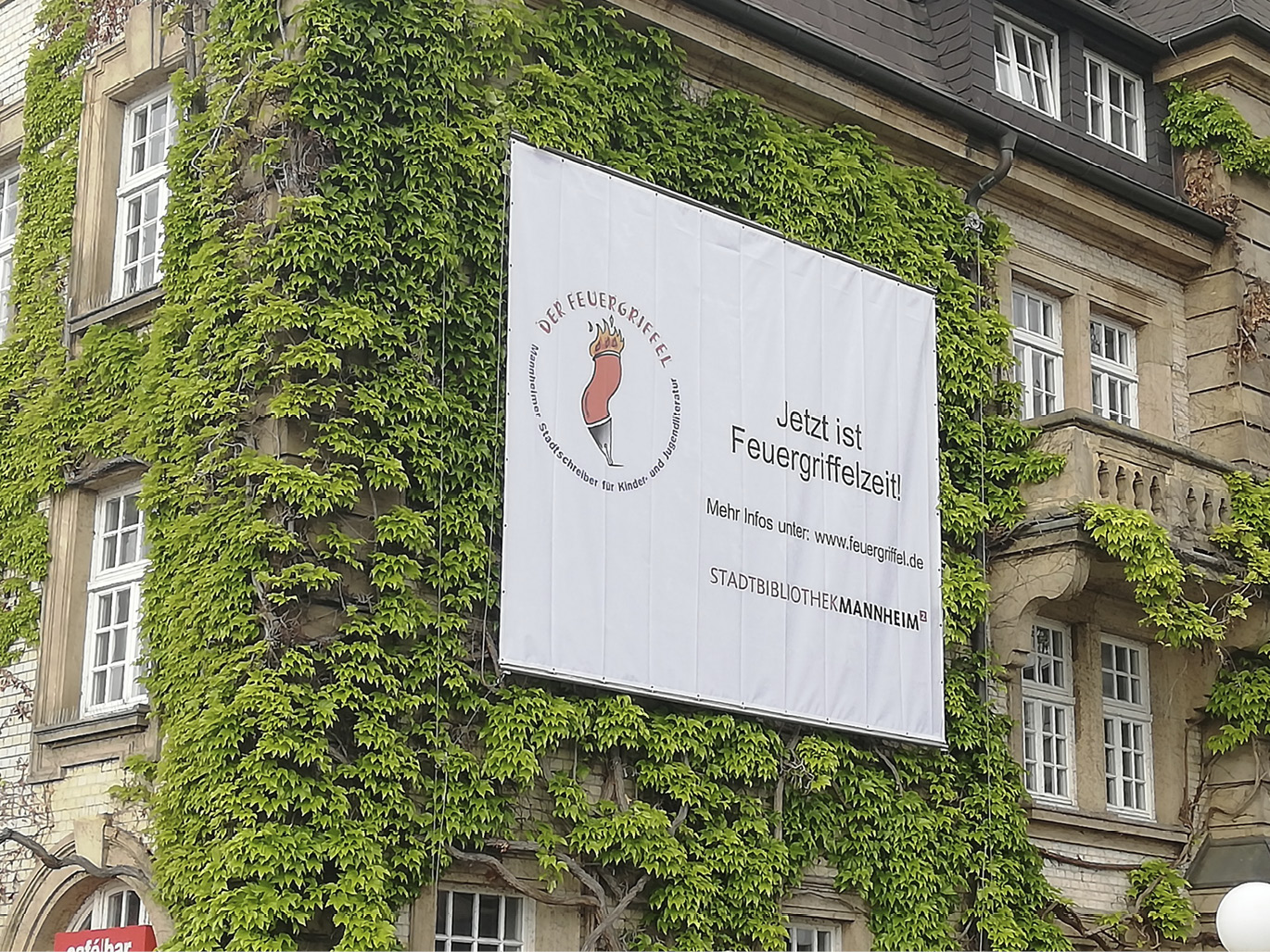 Abb. 8: Ein Banner an der Hauswand informiert die Bürger*innen darüber, wenn „Feuergriffel“-Zeit ist. © Stadtbibliothek Mannheim.