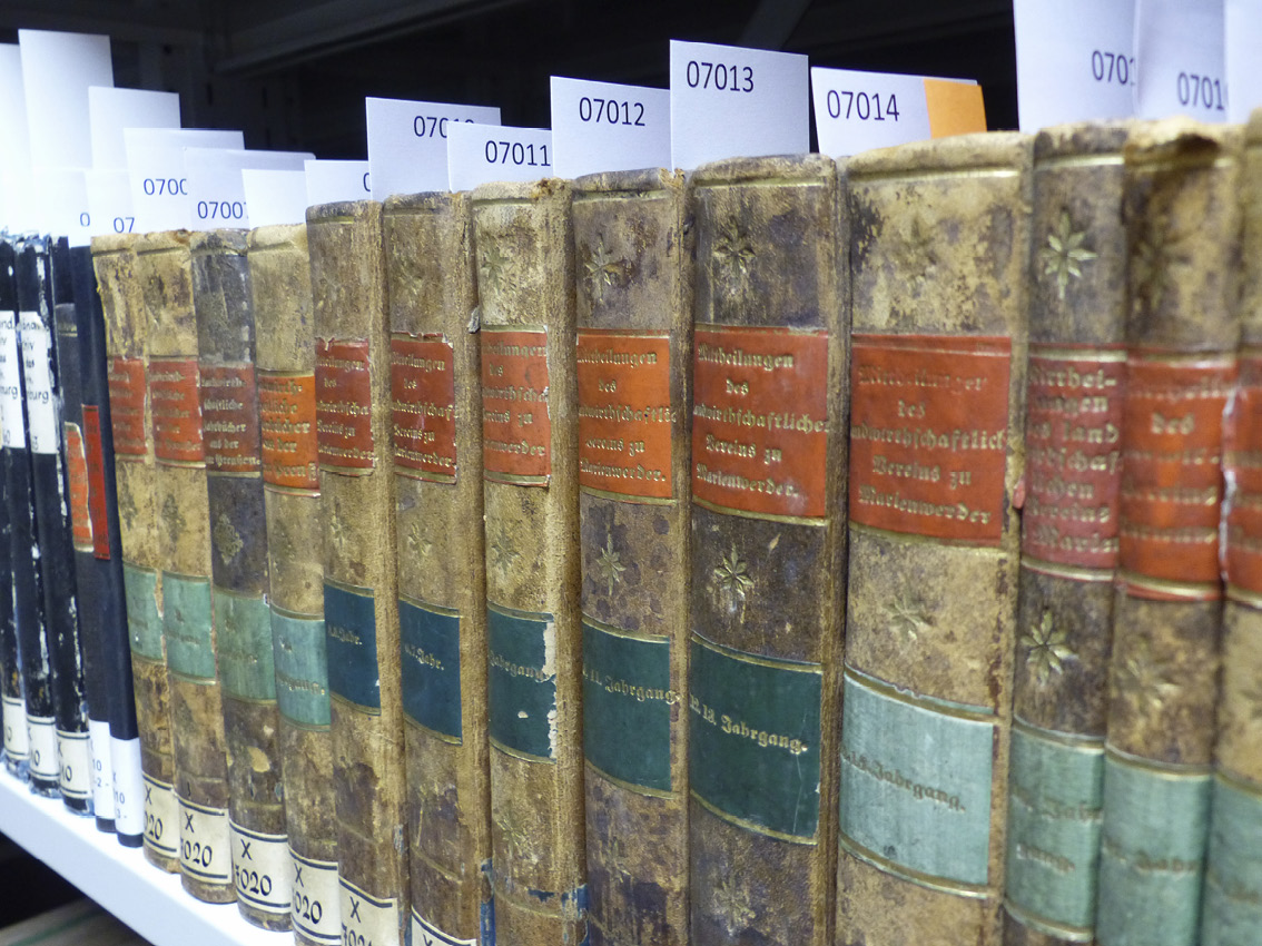 Abb. 6: Bände der UB Kiel mit ID-Fahnen.