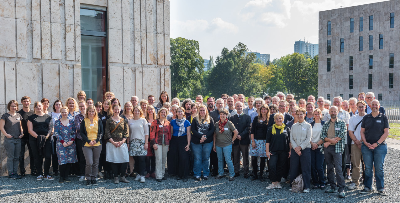 Abb. 2: Gruppenfoto mit Teilnehmenden des Sächsischen Werkstatttages für Bestandserhaltung am Nordturm der Zentralbibliothek der SLUB Dresden.