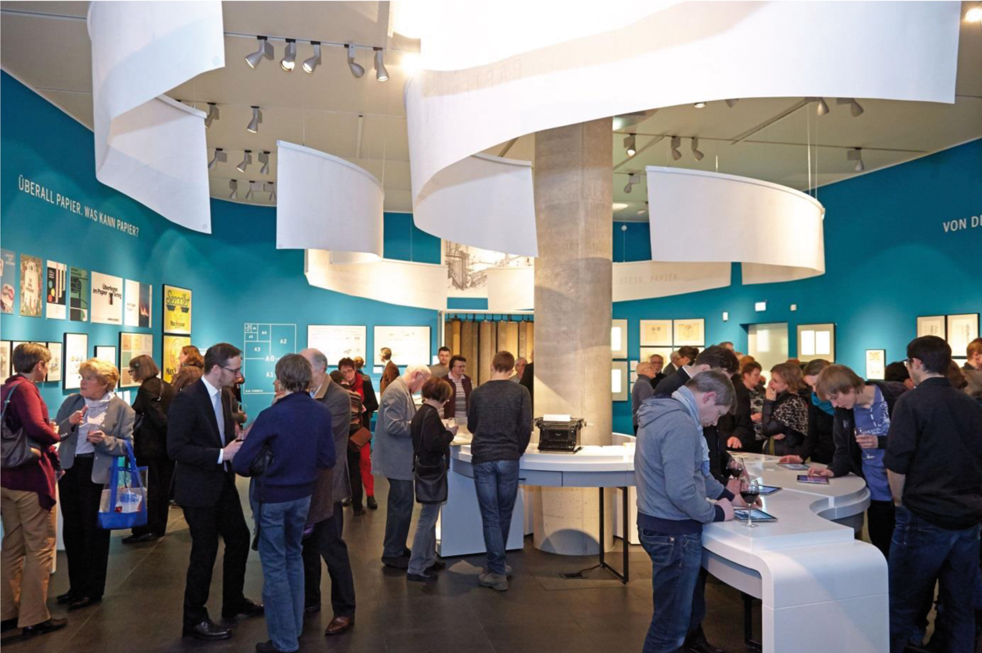 Abb. 4 Eröffnung der Ausstellung „Bahnriss?! Papier | Kultur“. @ Punctum / Alexander Schmidt