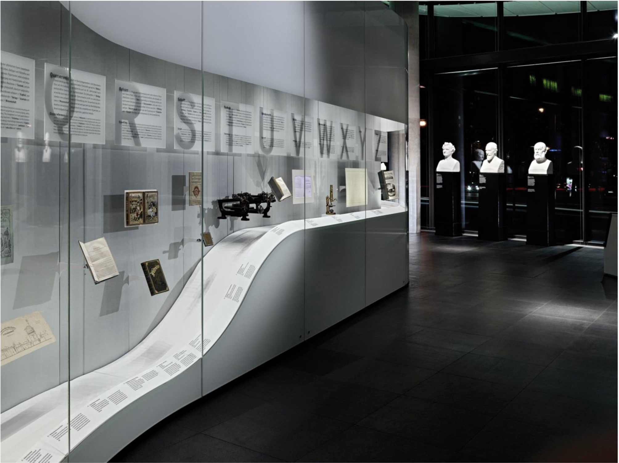 Abb. 5 Blick in die Dauerausstellung des Deutschen Buch- und Schriftmuseums der Deutschen Nationalbibliothek. @ Punctum/Bertram Kober