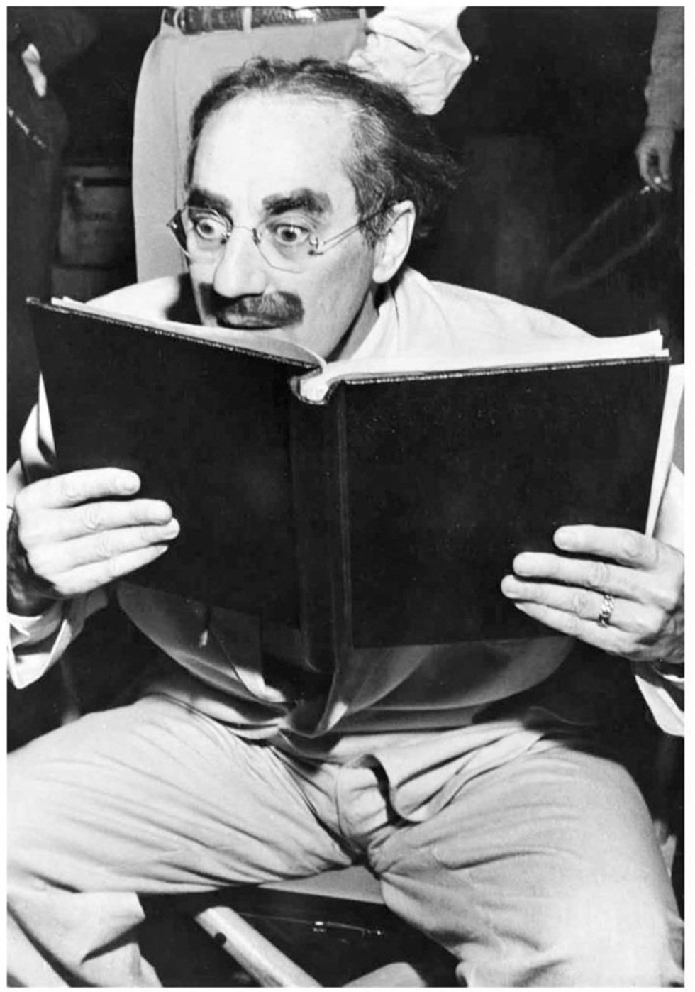 Abb. 7: Aus der Ausstellung „Reading a book? Hollywood liest“: Groucho Marx, Promotionsfoto von United Artists, 1945 @ Sammlung Günter Karl Bose