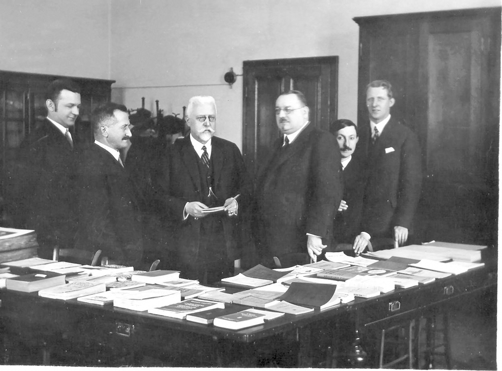 Abb. 3: Hugo Steiner (2 v. l.), Johann Schober (3 v. l.) und Josef Bick (4 v. l.) im Esperantomuseum, Wien 1931