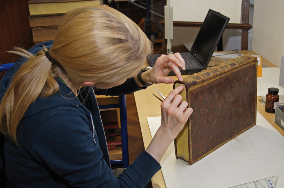 Abb. 4: Bearbeitung eines Einbandes mit Japanpapier