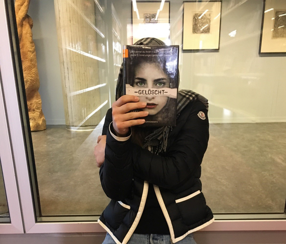Abb. 4 
          Bookface von Elena Fiorentin. Fotografin: Berfin Yoldas
        