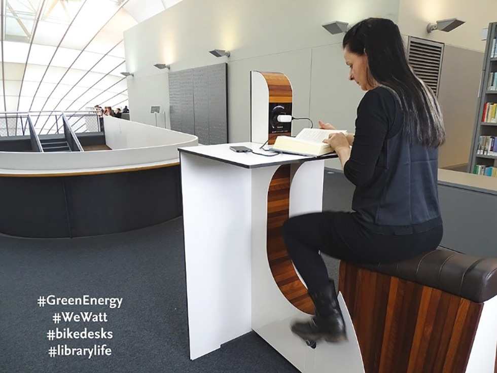 Abb. 7 
            Bewegung und Strom erzeugen für das mobile Endgerät: In der Philologischen Bibliothek der FU Berlin wurde ein stromerzeu-gendes Fahrradergometer für das Bibliothekspublikum aufgestellt© Janet Wagner/Philologische Bibliothek Freie Universität Berlin.
          