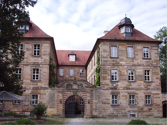 Abb. 2: Aktuelle Ansichten der Herkunftseinrichtungen (links: ehemaliges „Haus der Deutschen Erziehung“ in Bayreuth, rechts: Schloss Steinenhausen bei Kulmbach). Fotos: Tessa Sauerwein