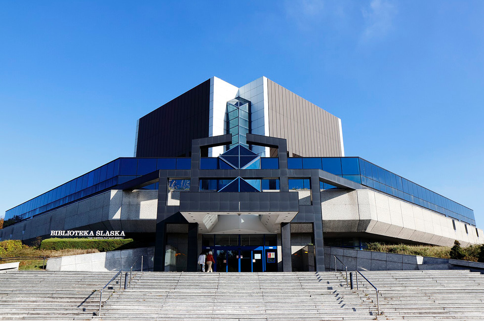 Fig. 2: Silesian Library, Katowice (1992). The central part is a high-rise storage room, © Fiflon – Praca własna, CC BY-SA 4.0, https://commons.wikimedia.org/w/index.php?curid=73817819