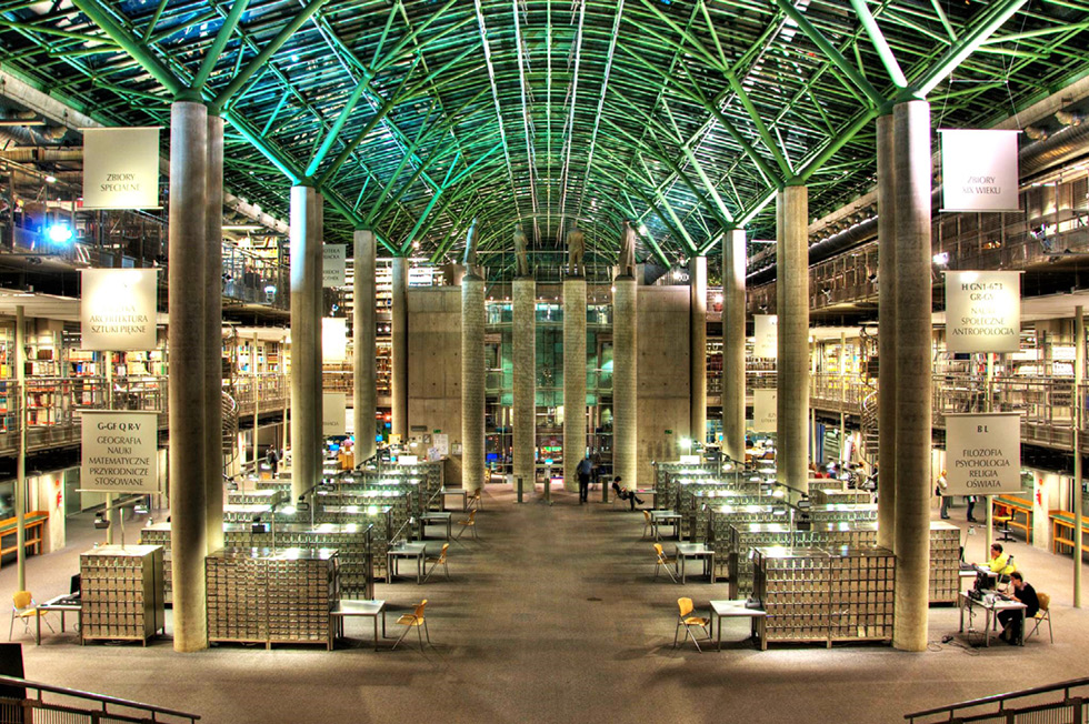 Fig. 3: University of Warsaw Library (1999). Library interior with free access to approximately 1 million volumes, ©Library’ Digital Archive