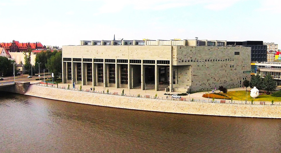 Fig. 4: University of Wrocław Library (2012) on the banks of the River Oder, Wrocław, © Fallaner – Praca własna, CC BY-SA 4.0, https://commons.wikimedia.org/w/index.php?curid=104195634