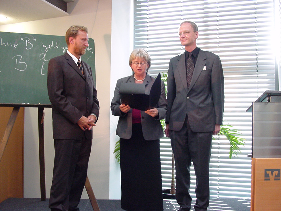 Abb. 2: Auszeichnung der Städtischen Bibliotheken Dresden als Bibliothek des Jahres 2004, v. l. n. r.: Dr. Arend Flemming, Claudia Lux (dbv), Dr. Albrecht von Kalnein (ZEIT-Stiftung), © Arend Flemming