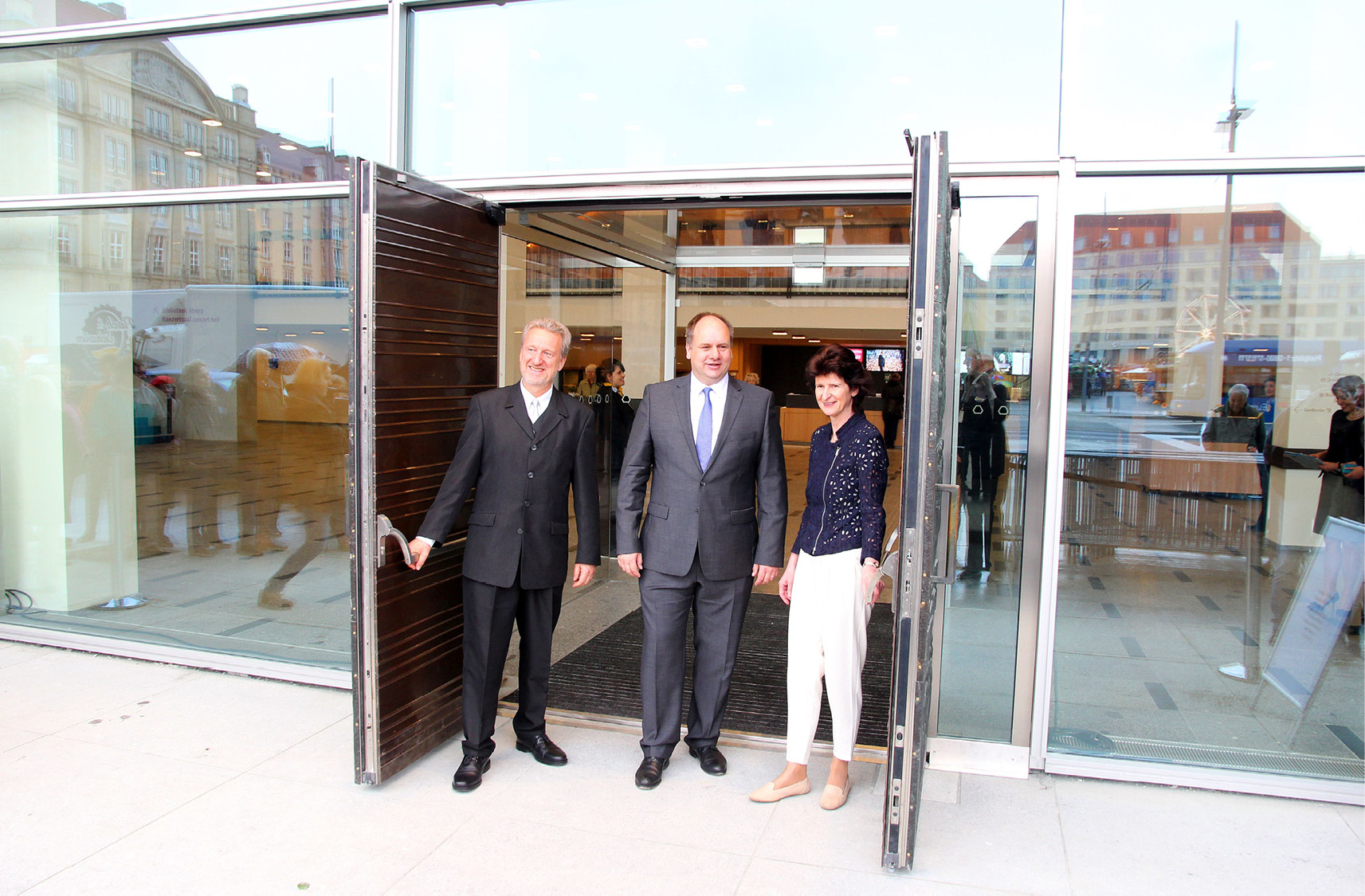 Abb. 3: Feierliche Eröffnung der Zentralbibliothek im Kulturpalast 2017, v. l. n. r.: Prof. Dr. Arend Flemming, Direktor SBD, Dirk Hilbert, Oberbürgermeister der Stadt Dresden, Eva-Maria Stange, Sächsische Staatsministerin für Wissenschaft und Kunst, © Arend Flemming