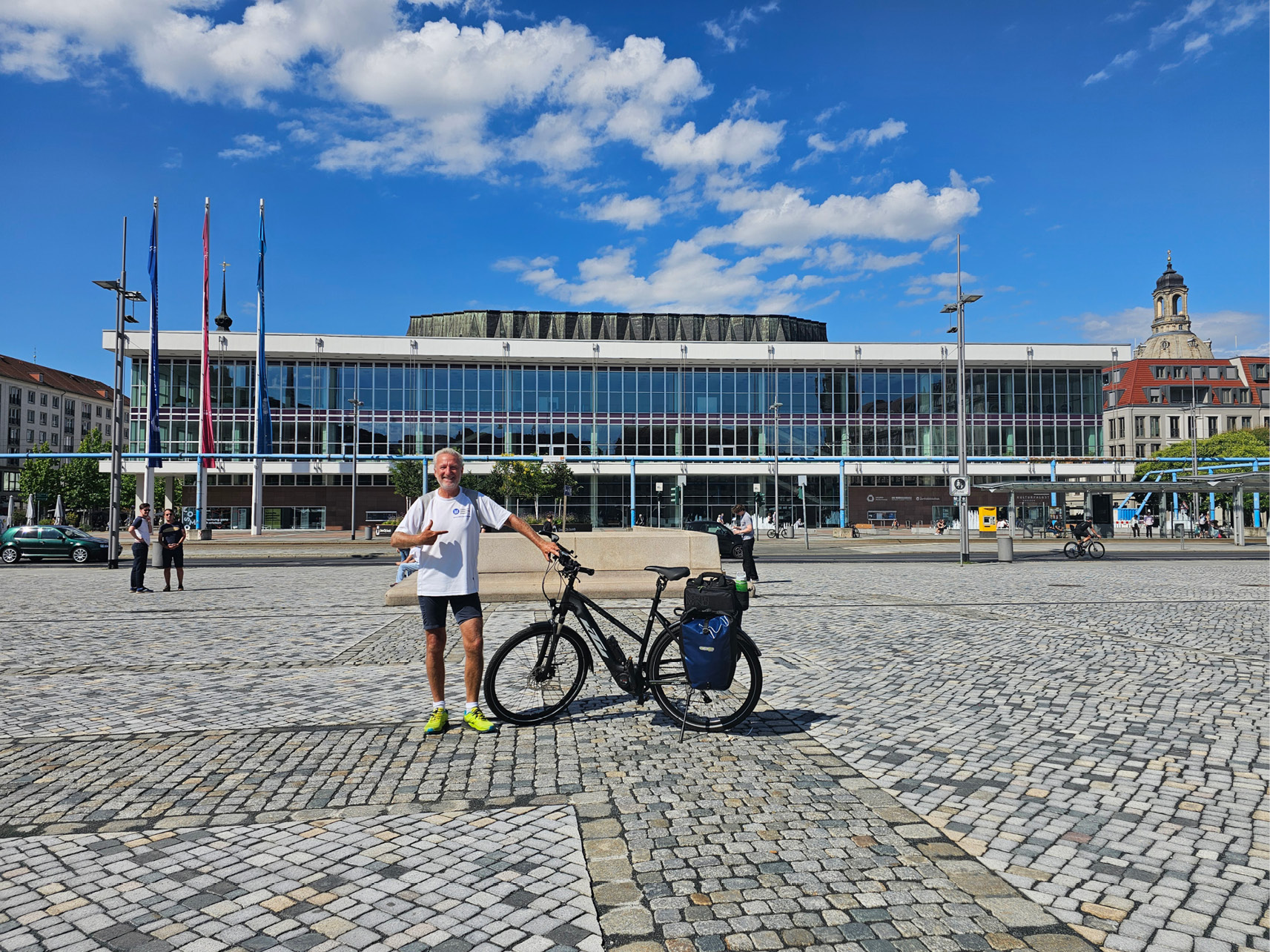 Abb. 4: Foto Prof. Dr. Arend Flemming vor dem Dresdner Kulturpalast im Sommer 2024, © Arend Flemming