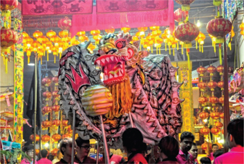Figure 2: Representing auspiciousness, the dragon pays respects to the temple’s deities.