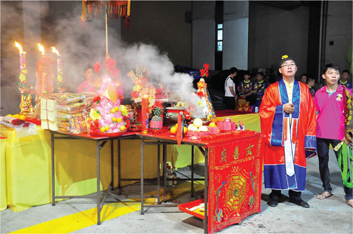 图六: 乩童在外面的祭坛恭请玉皇大帝.