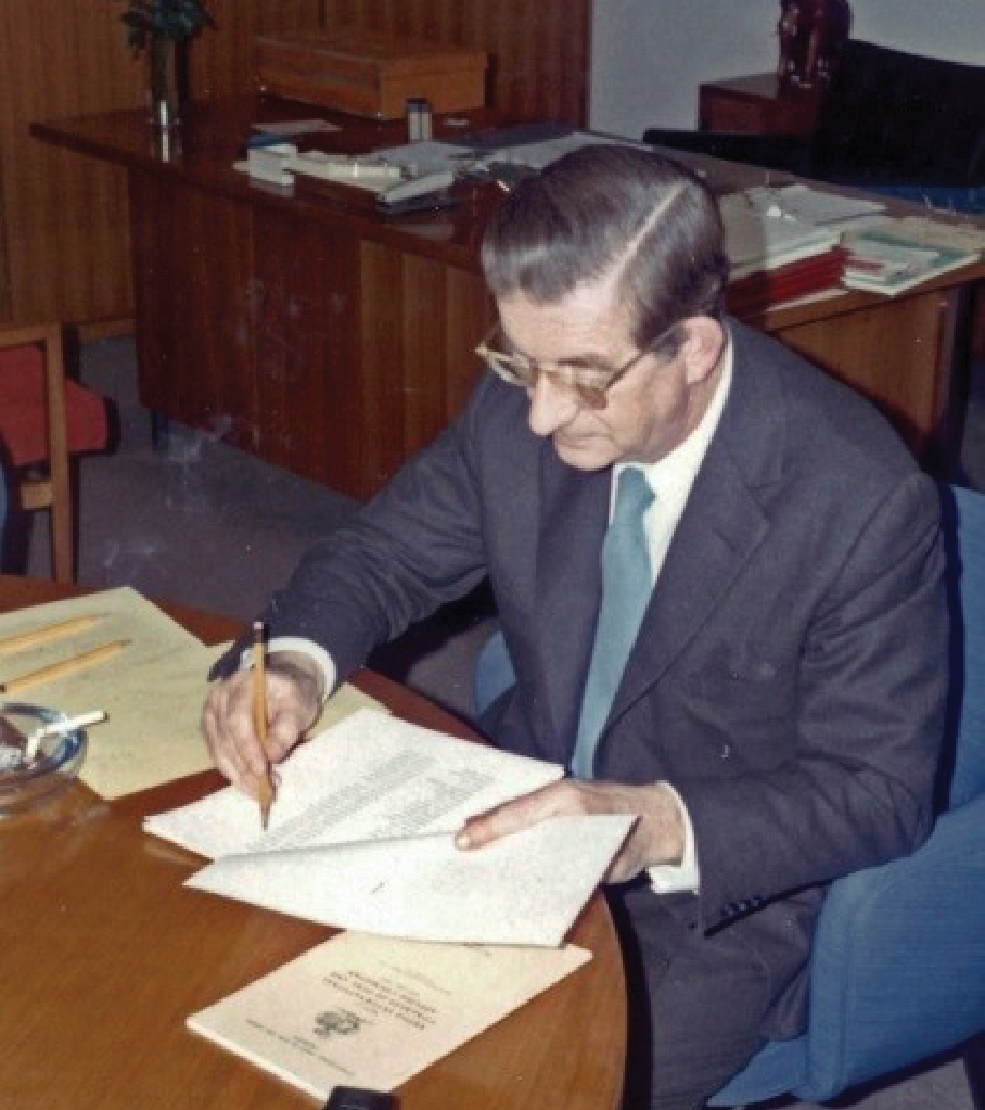  Woodward at the Woodward Research Institute, Basel, Switzerland, 1972, and with a copy of a PAC reprint on his desk, recognizable by the original IUPAC logo. Photograph courtesy of Novartis.