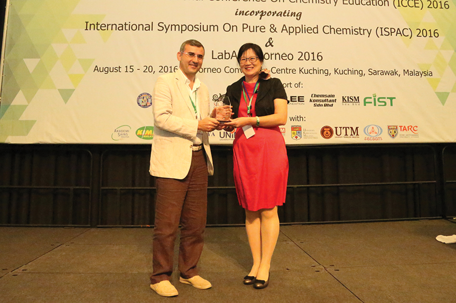  Mustafa Sozbilir presenting souvenir to CCE Past Chair, Prof. Mei-Hung Chiu at Closing of ICCE 2016