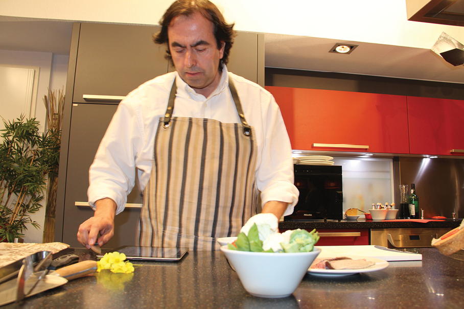 Chef Hélio Loureiro, cooking and talking....