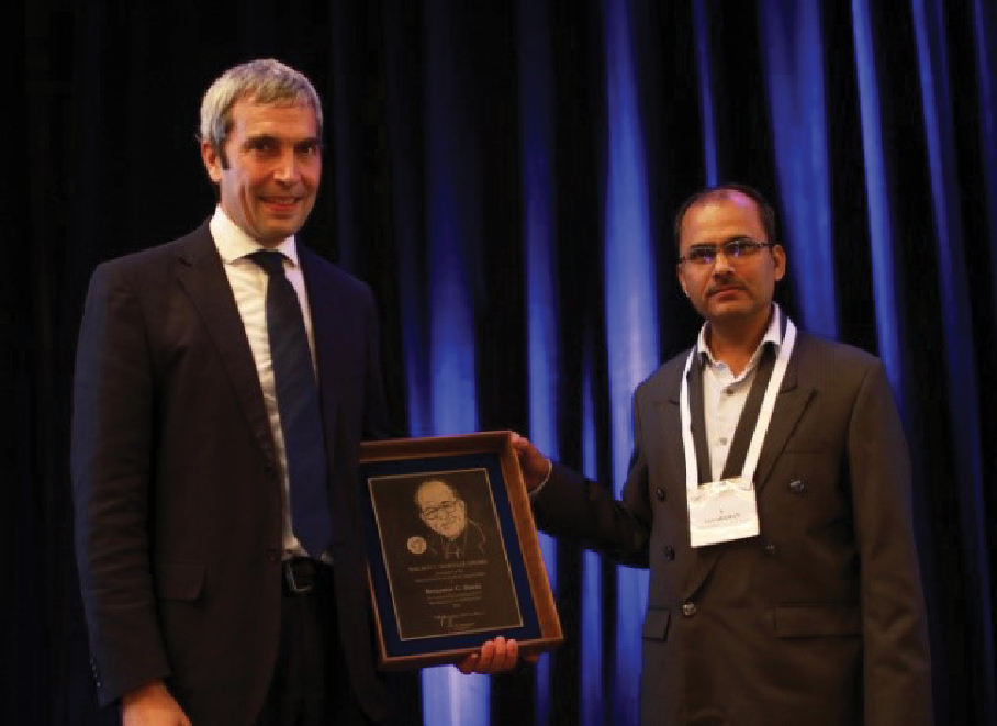 Benjamin G. Davis (left), Oxford University, is presented with the R.L. Whistler Award in Carbohydrate Chemistry by N. Jayaraman, President of the International Carbohydrate Organization. All photos in this report by Michael Santiago Cintrón