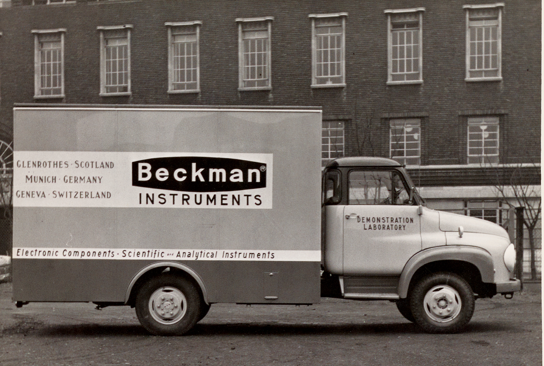Walmer Studios. “Beckman Instruments International Touring Laboratory,” 1964. Beckman Historical Collection, Box 57, Folder 24. Science History Institute. Philadelphia. https://digital.sciencehistory.org/works/ws859f652.