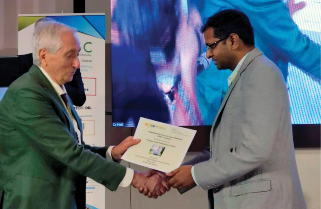  
        
          Vivek Polshettiwar, (right) received the 2022 IUPAC-CHEMRAWN VII Prize for Green Chemistry, from Pietro Tundo, founding chair of the IUPAC ICGCSD.
        
      