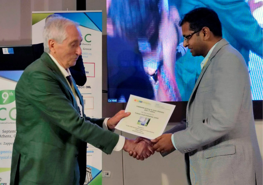 Vivek Polshettiwar received the 2022 IUPAC-CHEMRAWN VII Prize for Green Chemistry, from Prof. Pietro Tundo (left), founding chair of the IUPAC ICGCSD.