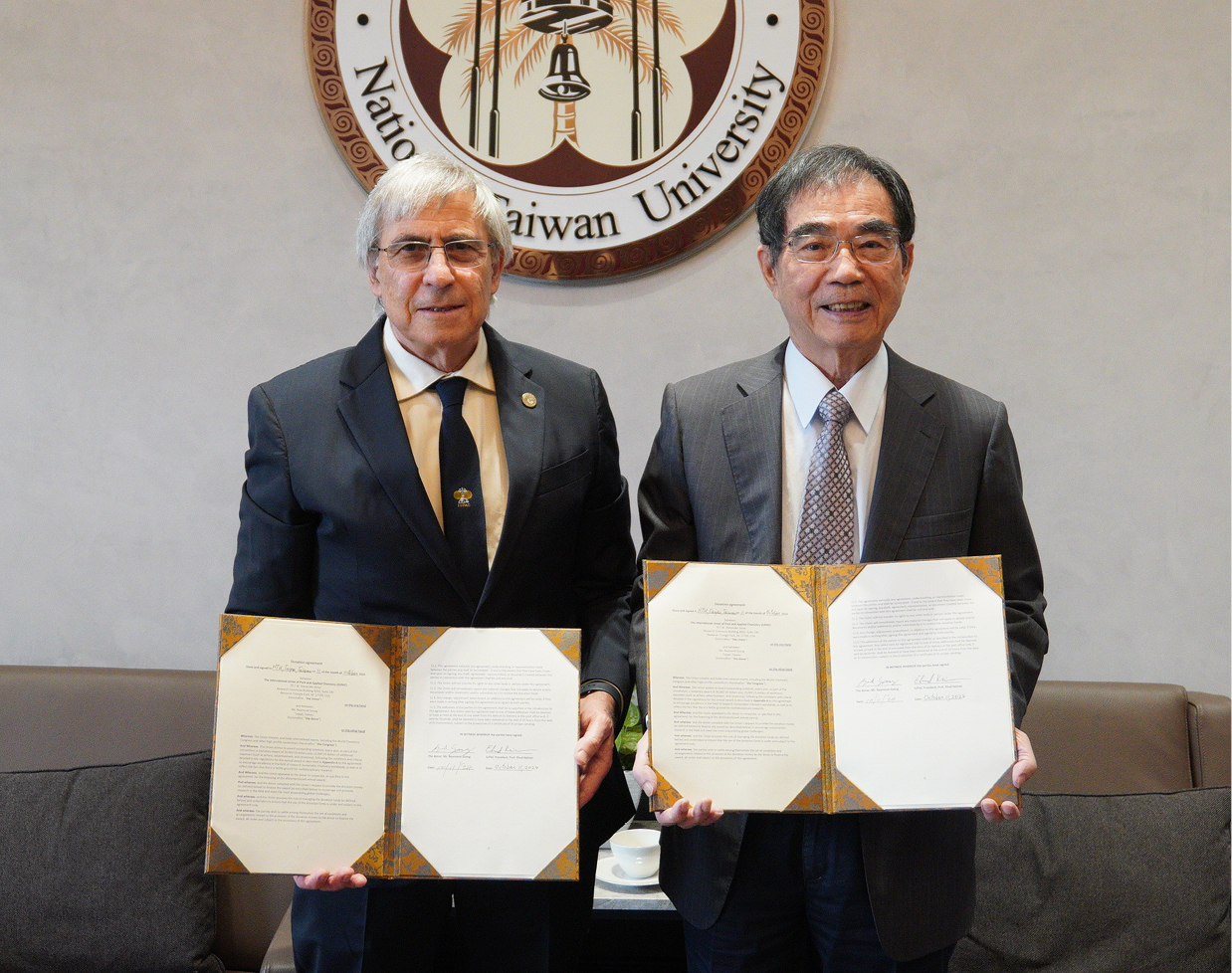  
        IUPAC President Ehud Keinan and Raymond Soong display a signed agreement to secure an endowment fund devoted to the recognition of Sustainable Chemistry. 
      